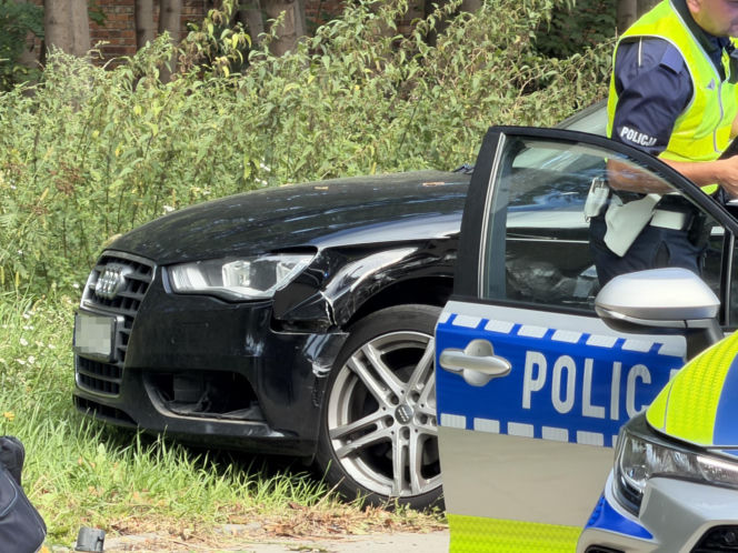 Kompletnie pijany kierowca Jagura gruchnął w Audi i rozbił się na drzewie. Jedna osoba w szpitalu