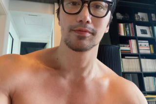 Ma już 60 lat, a wygląda na 3 razy mniej. Chuando Tan zachwyca formą!