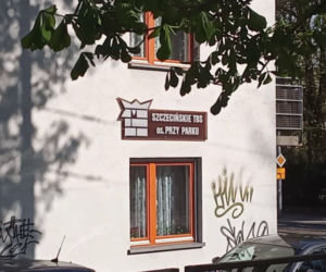 Balkony z widokiem na ścianę