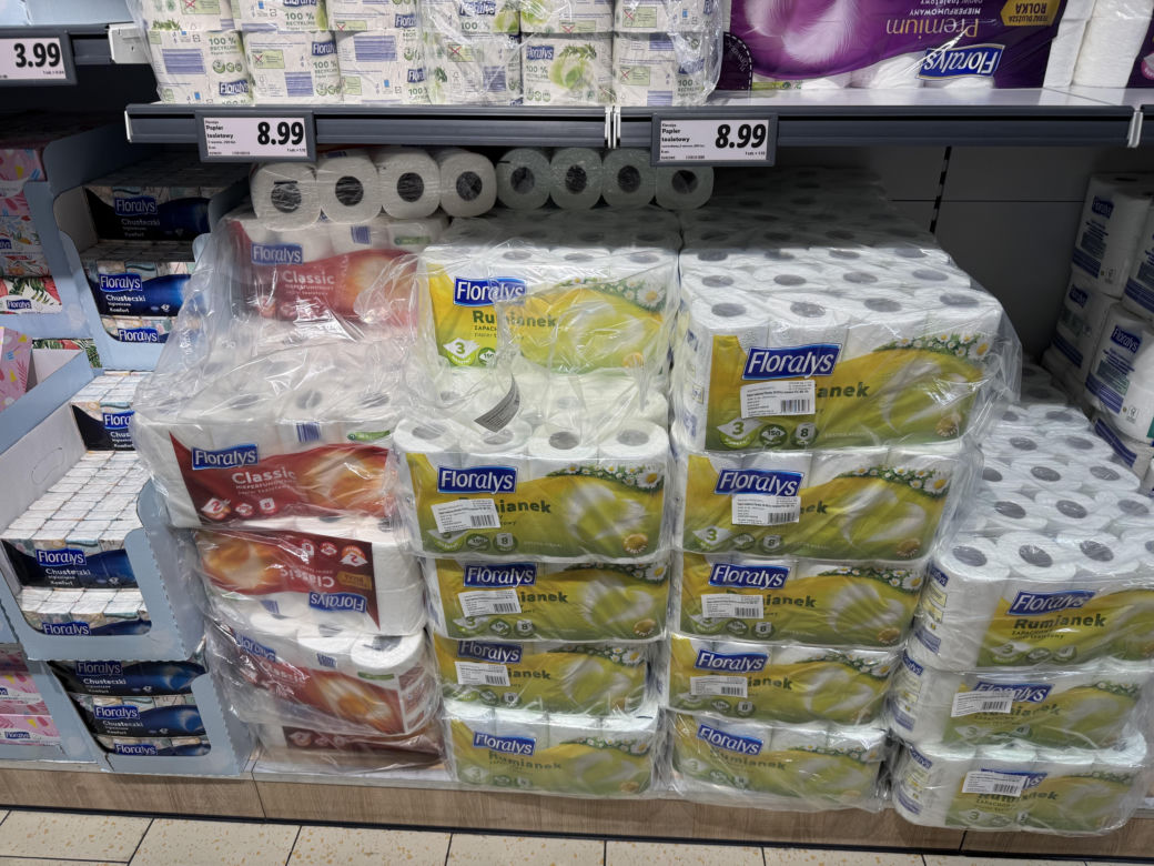 Ten sam papier w Polsce kosztuje 8,99 zł, czyli ponad 2 zł mniej.