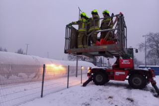 Pod ciężarem śniegu zapadło się zadaszenie lodowiska w Lesznie! Na miejscu pracują służby [ZDJĘCIA/FILM]
