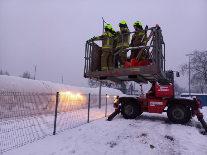 Pod ciężarem śniegu zapadło się zadaszenie lodowiska w Lesznie! Na miejscu pracują służby