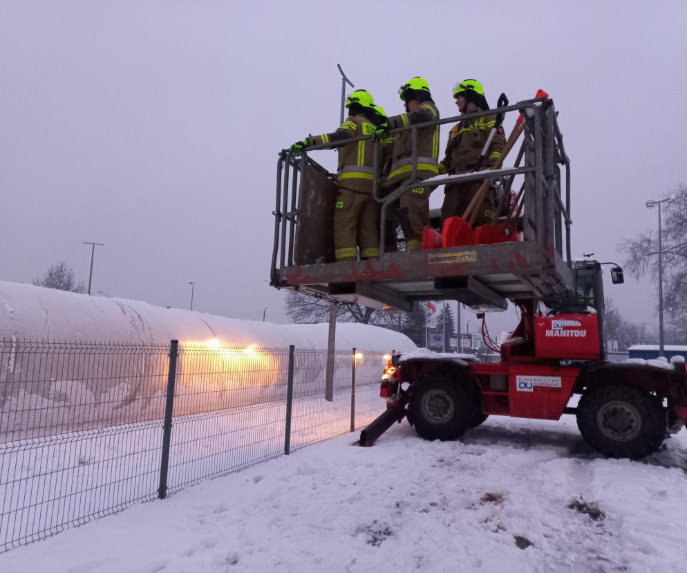 Pod ciężarem śniegu zapadło się zadaszenie lodowiska w Lesznie! Na miejscu pracują służby