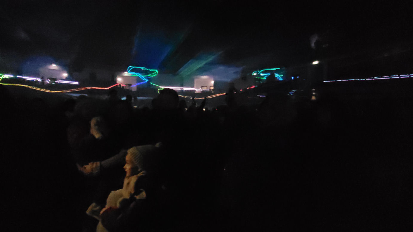Finał WOŚP w Olsztynie. Pokaz laserowy podczas „Światełka do nieba” zachwycił wszystkich [ZDJĘCIA]