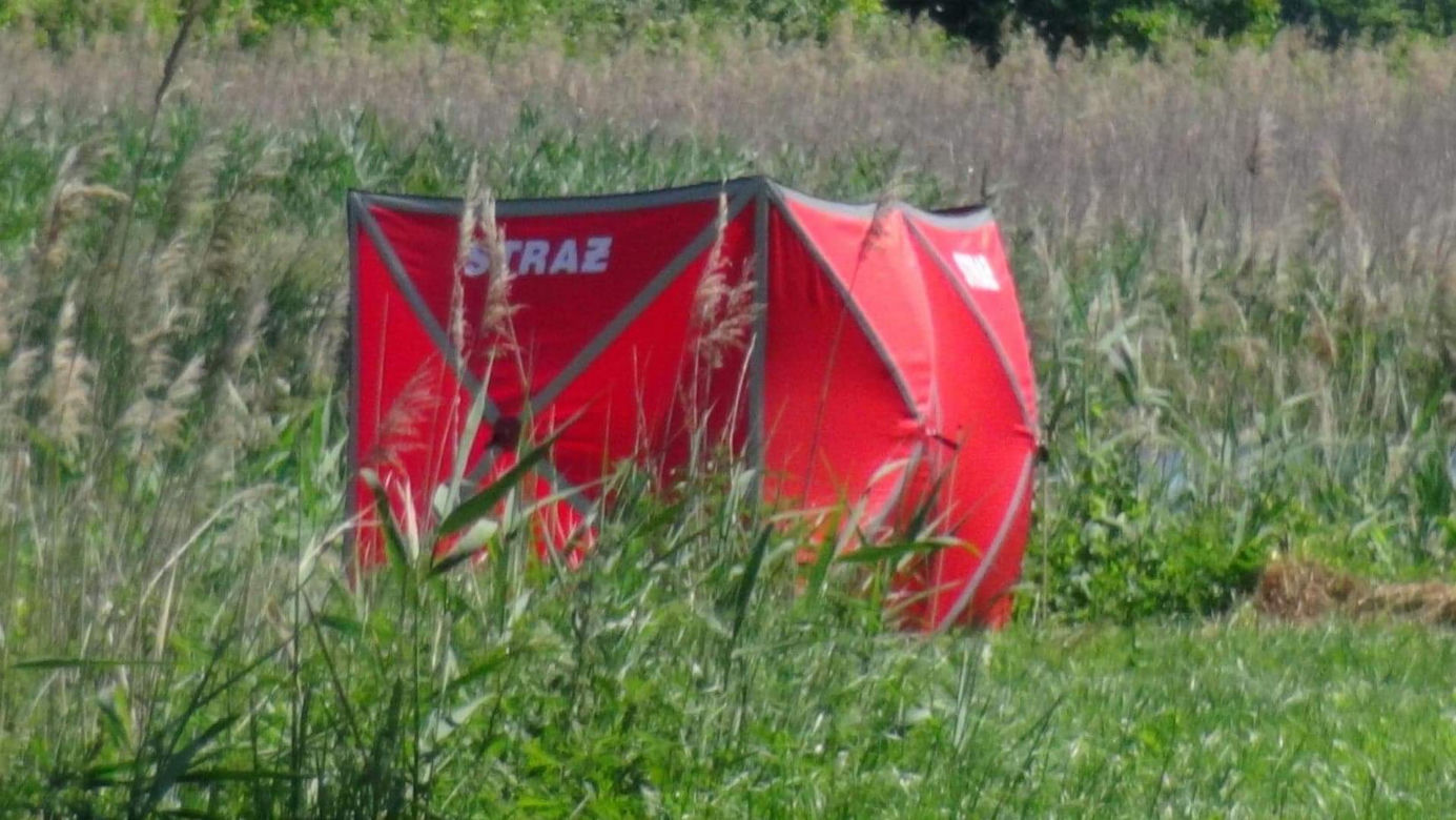 Makabra o poranku. W jeziorze pod Warszawą pływały zwłoki