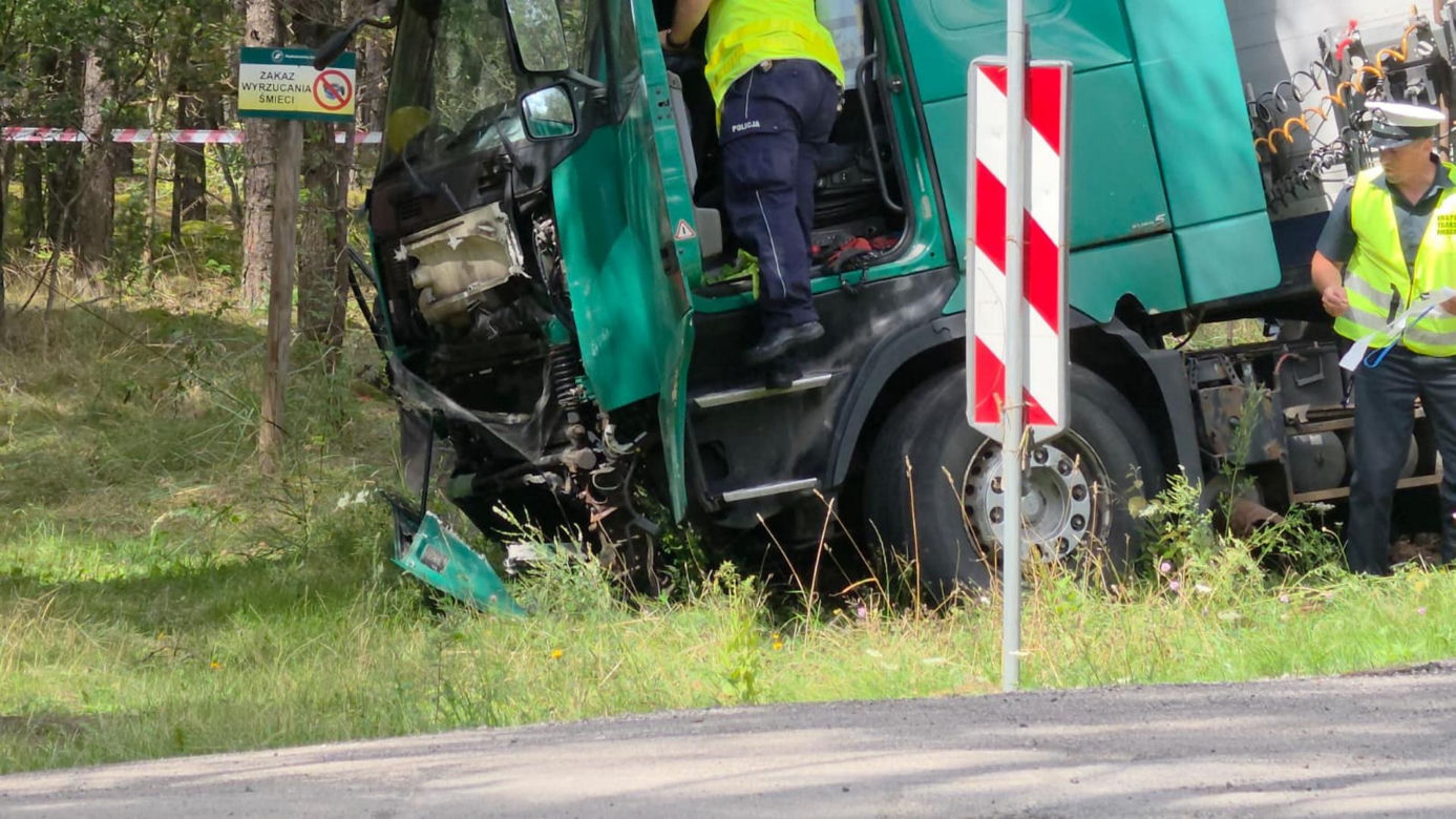 Zjechał ze swojego pasa prosto pod ciężarówkę, zginął na miejscu. Tragedia na DK 62 pod Wyszkowem