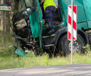 Zjechał ze swojego pasa prosto pod ciężarówkę, zginął na miejscu. Tragedia na DK 62 pod Wyszkowem