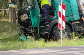 Zjechał ze swojego pasa prosto pod ciężarówkę, zginął na miejscu. Tragedia na DK 62 pod Wyszkowem