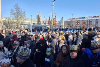 Orszak Trzech Króli przeszedł przez zaśnieżone centrum Koszalina