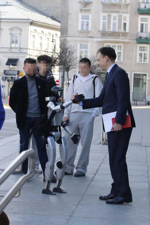 Spotkanie ministra finansów z robotem