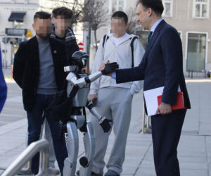 Spotkanie ministra finansów z robotem