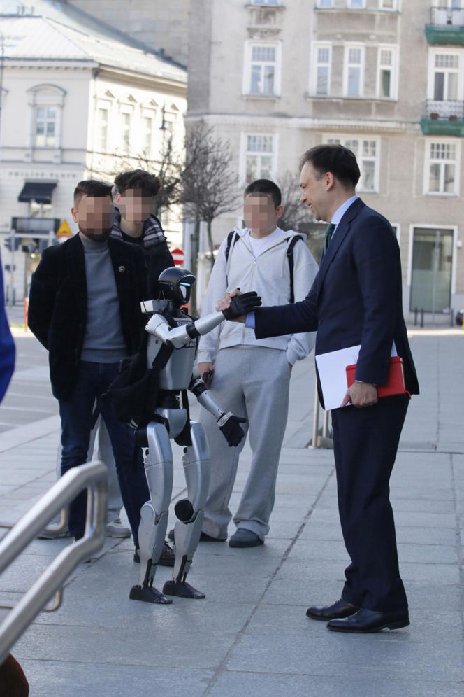 Spotkanie ministra finansów z robotem