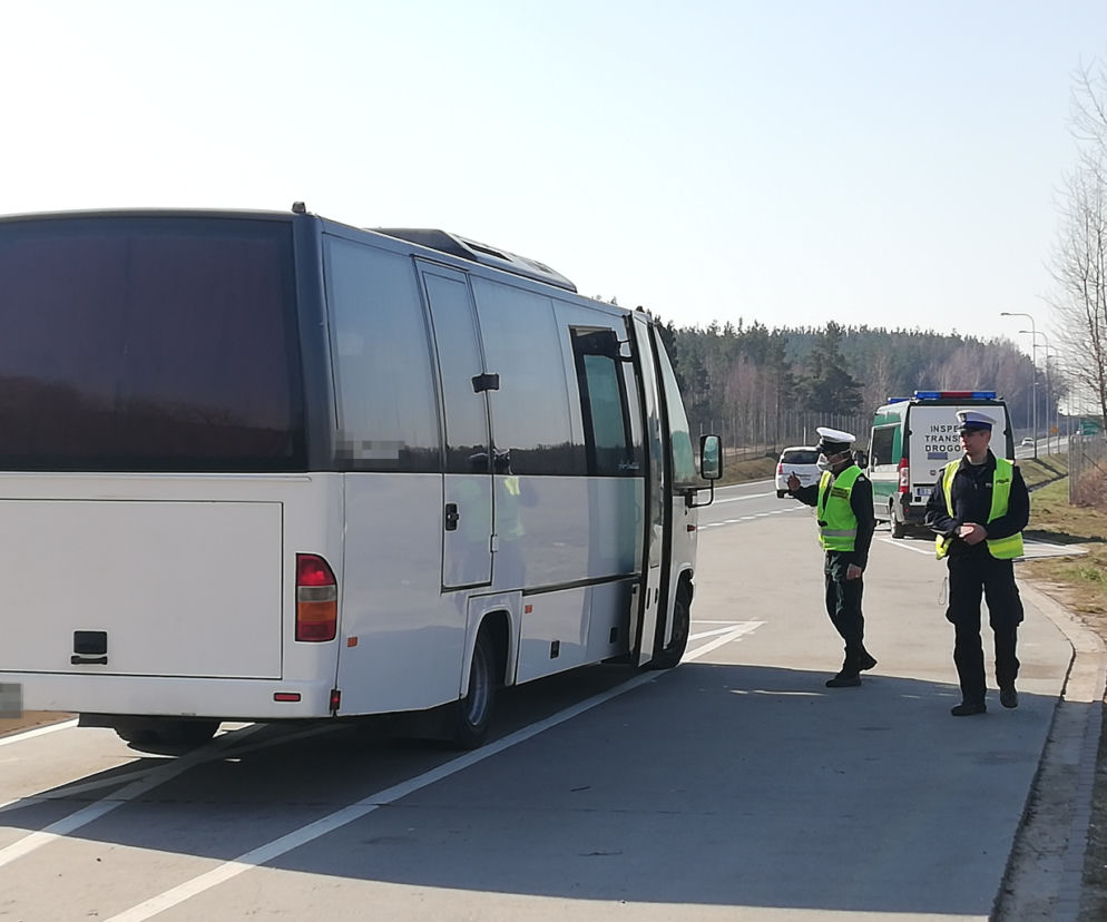 Inspektorzy kontrolują autobusy pod kątem ilości przewożonych osób