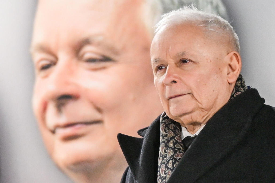 Kaczyński ściśnięty w tłoku pod pomnikiem smoleńskim