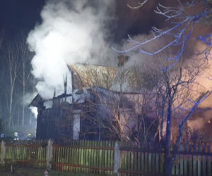 Głęboczek w Podlaskiem. Pożar domu jednorodzinnego. Akcję gaśniczą utrudniał silny wiatr [ZDJĘCIA]