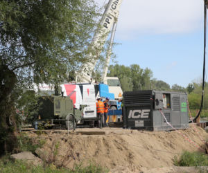 Zgrzewają rury do budowy rurociągu