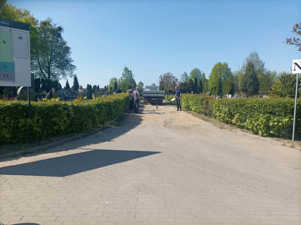 Tragiczny wypadek na cmentarzu w Iławie. Auto potrąciło 83-latka. Senior zmarł