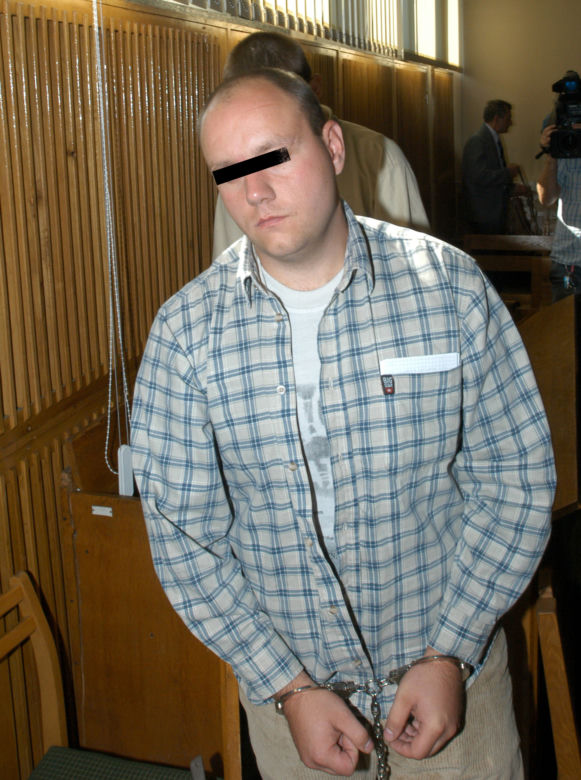 Bili i torturowali przez kilka godzin. Półprzytomną dziewczynę wyrzucili z pędzącego pociągu