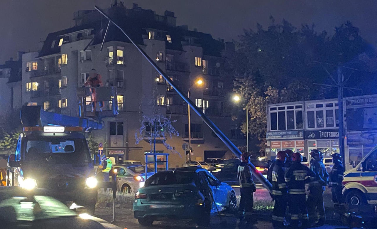 Nocna makabra na ulicach Warszawy. BMW ścięło latarnie. Egipskie ciemności na Grochowskiej
