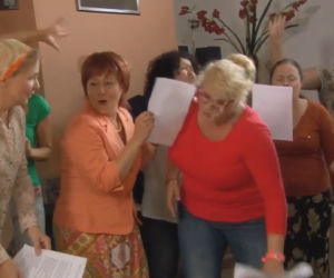 Ranczo 8 sezon odc. 102. Chór gospel. Solejukowa (Katarzyna Żak), Hadziukowa (Dorota Nowakowska), Jola (Elżbieta Romanowska)