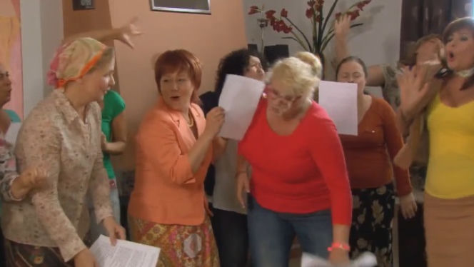 Ranczo 8 sezon odc. 102. Chór gospel. Solejukowa (Katarzyna Żak), Hadziukowa (Dorota Nowakowska), Jola (Elżbieta Romanowska)