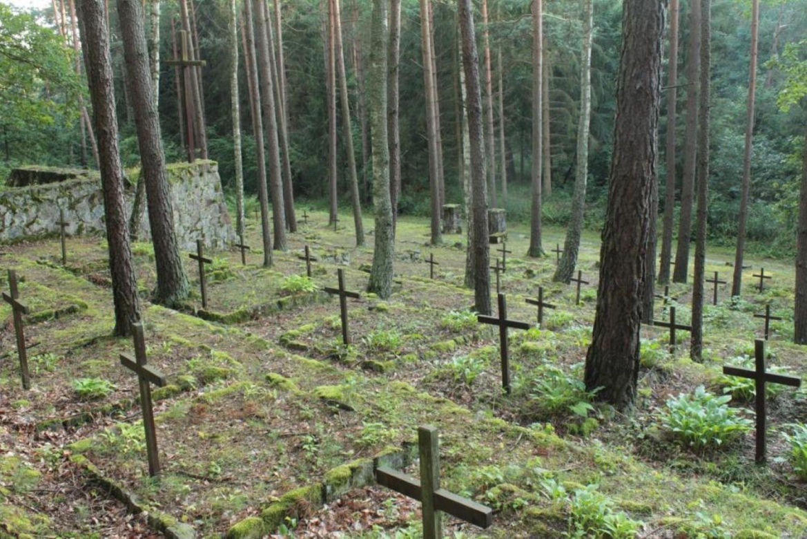 Leśne cmentarze na Warmii i Mazurach