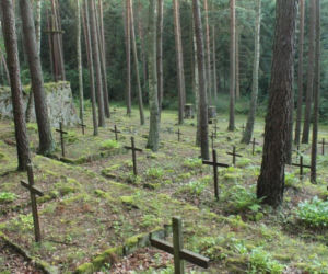 Leśne cmentarze na Warmii i Mazurach