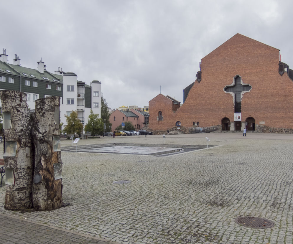 Plac przed kościołem Wniebowstąpienia Pańskiego