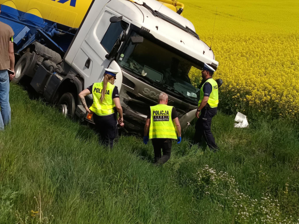 Tragiczny wypadek pod Wągrowcem! Nie żyją dwie osoby, w tym dziecko [ZDJĘCIA]
