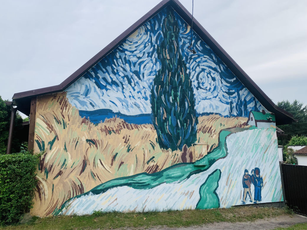 Kolorowe domy inspirowane twórczością Vincenta van Gogha zamieniły wieś liczącą zaledwie stu mieszkańców w prawdziwą atrakcję turystyczną