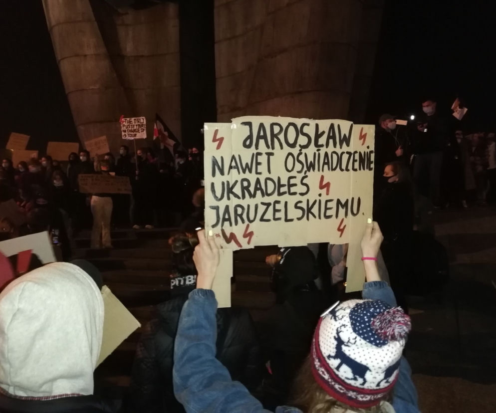 Rzeszów nadal strajkuje! Kobiety znów wyszły na ulice miasta [ZDJĘCIA, WIDEO]