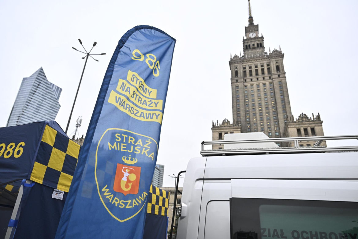 Tyle zarabiają strażnicy miejscy w Warszawie. Stawki mogą zaskoczyć