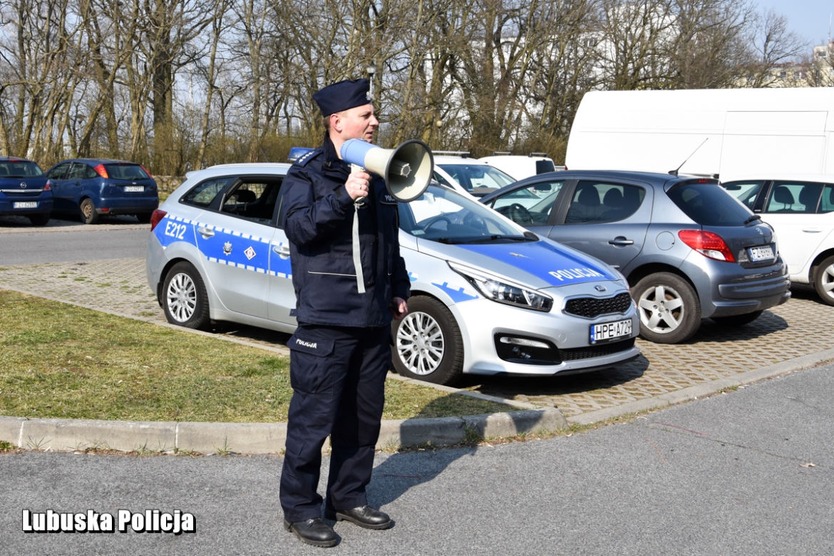 Policjanci kontrolują zielonogórzan z drona