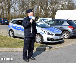 Policjanci kontrolują zielonogórzan z drona