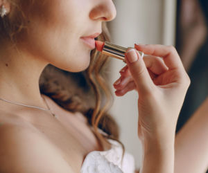 Rzuć pomadkę w kąt. Tymi składnikami naprawdę odbudujesz barierę ochronną ust