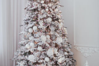 Biało-srebrne ozdoby choinkowe