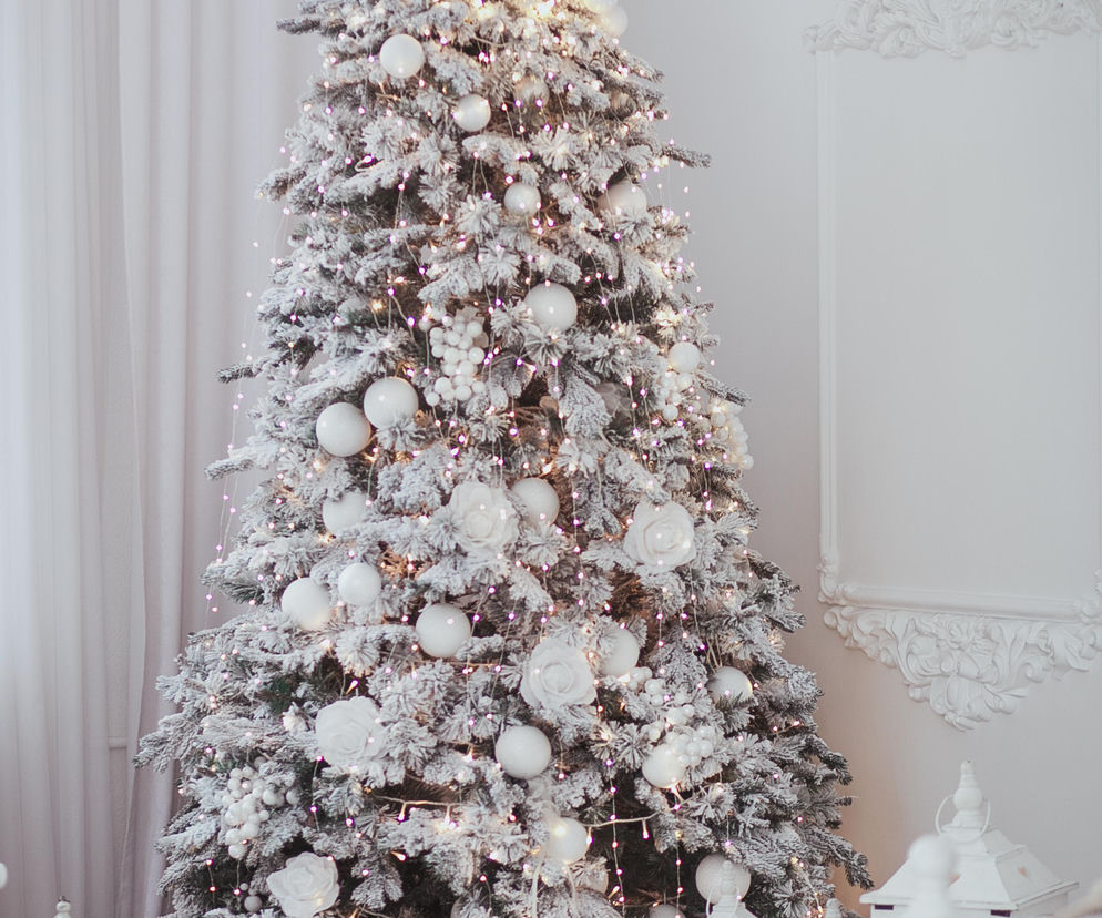 Biało-srebrne ozdoby choinkowe