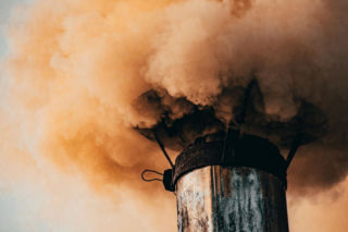 Toksyczne powietrze nad Polską. Alerty RCB dla kilku regionów. Unikaj aktywności na zewnątrz