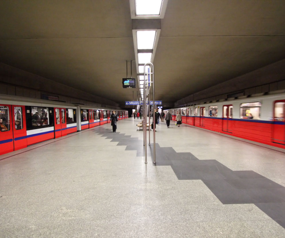 Wypadek na Politechnice. Kompletnie pijany sparaliżował metro. Od śmierci dzieliły go sekundy