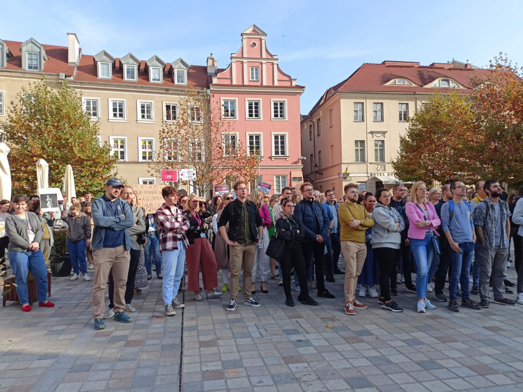 Pikieta urzędników poznańskich na Placu Kolegiackim