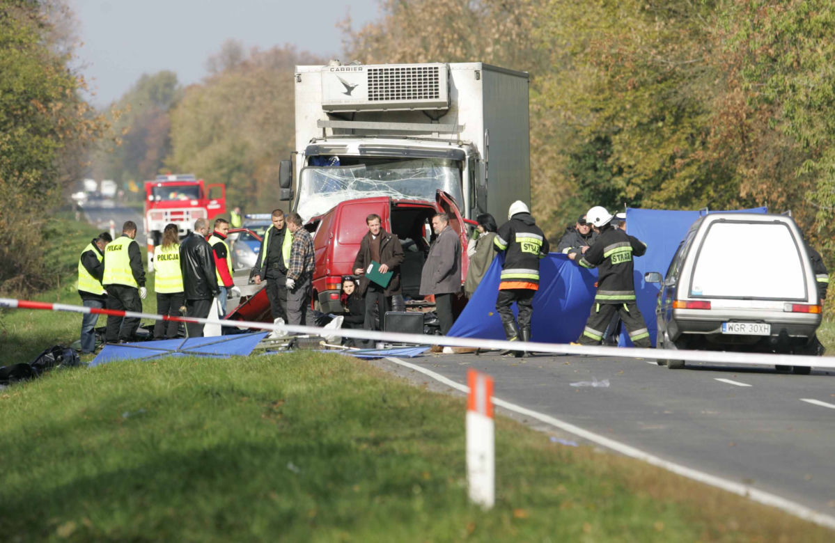 Wypadek pod Nowym Miastem: Policja bada dwie wersje zdarzeń
