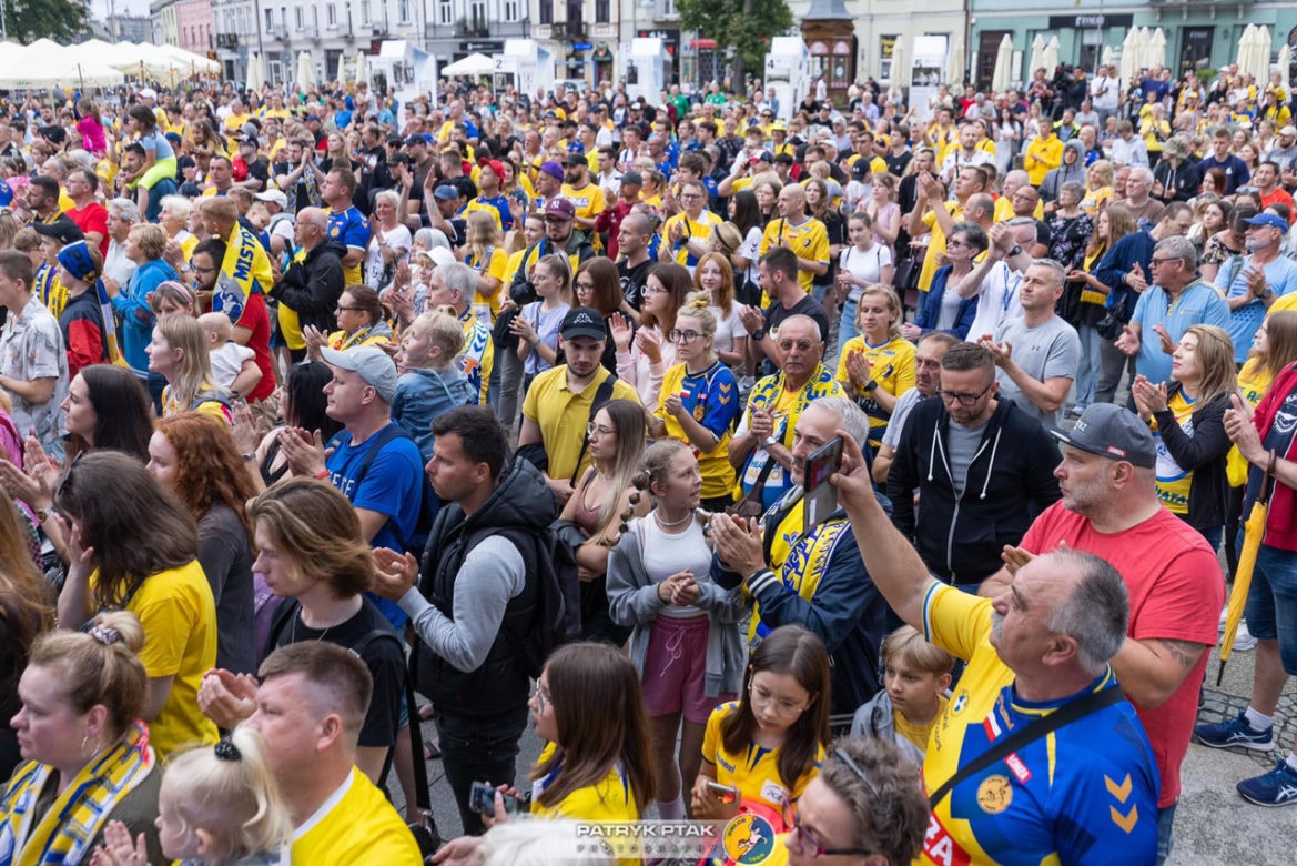 Wielka feta na Rynku. Kibice świętowali sukces Łomży Vive Kielce
