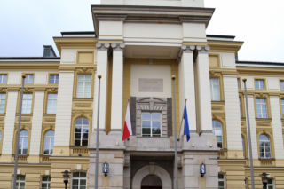 Prima aprilis! Obowiązkowe broszki z Beatą Szydło to tylko żart