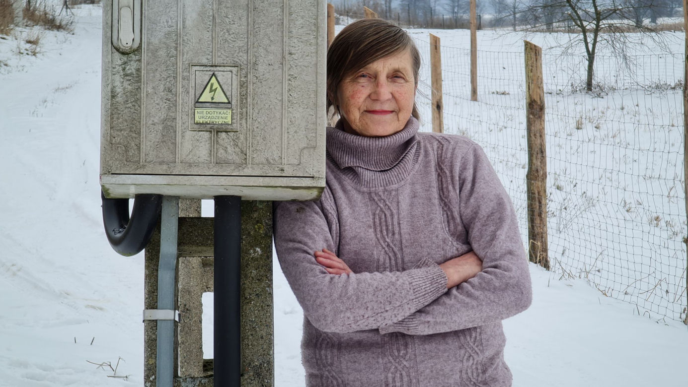 Słup na środku drogi w Starym Kawkowie
