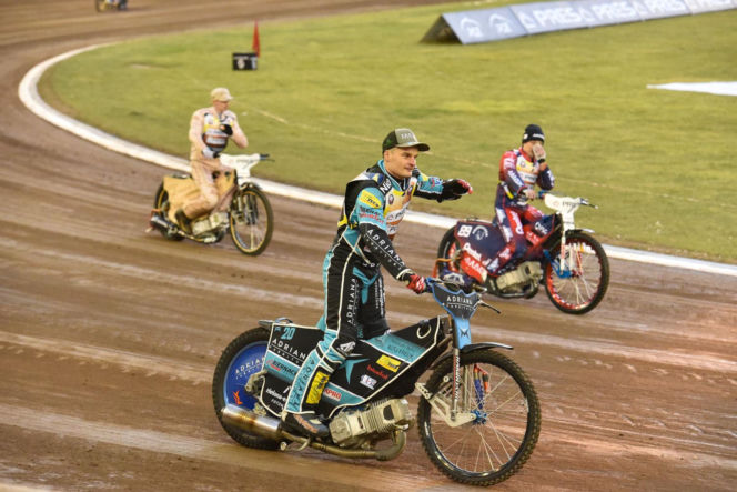 PRES Grupa Dewloperska Toruń - Abramczyk Polonia Bydgoszcz, zdjęcia kibiców i zawodników z pożegnania Adriana Miedzińskiego