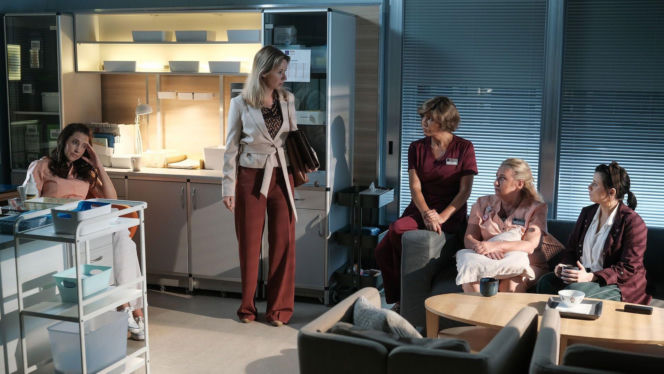 Na dobre i na złe odc. 975. Halinka (Joanna Jarmołowicz), Lucyna Sikorka (Anna Samusionek), Jadzia (Aldona Jankowska), Anita (Katarzyna Ankudowicz), Beata (Maria Góralczyk)