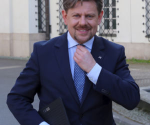 Fryzjerka Wodeckiego strzyże posła