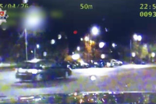 Szaleńcza jazda z pasażerami w bagażniku! Wyczyn kierowcy przerwała policja