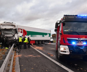 Koszmarny wypadek na S8. Ciężarówka uderzyła w tył autokaru