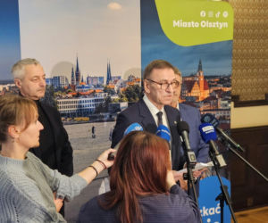 Poszerzenie granic administracyjnych Olsztyna kosztem Stawigudy i Dywit: mieszkańcy gmin protestowali przed ratuszem, byli prezydenci miasta popierają